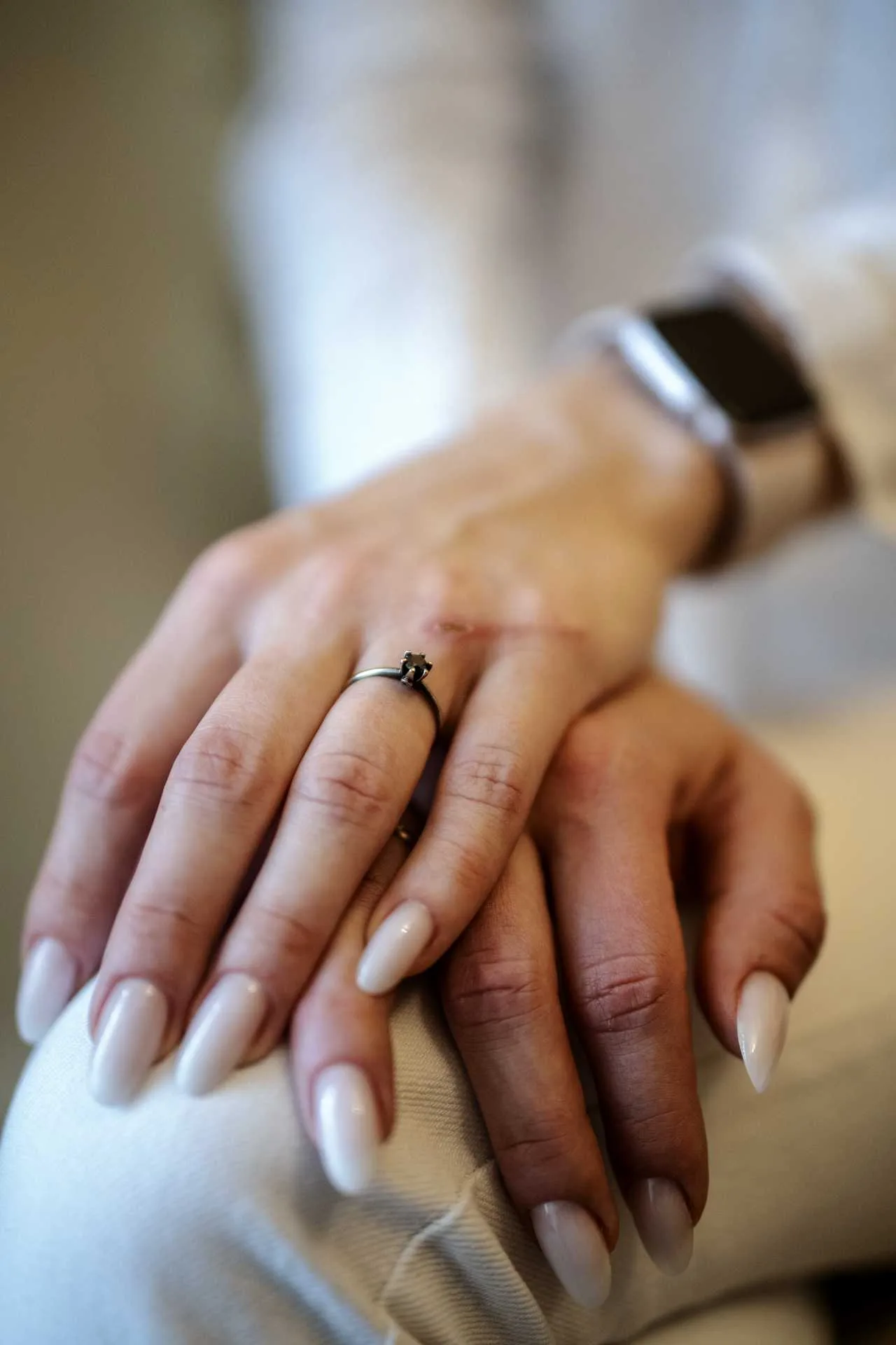 Dominika a jej snubný prsteň na ruke