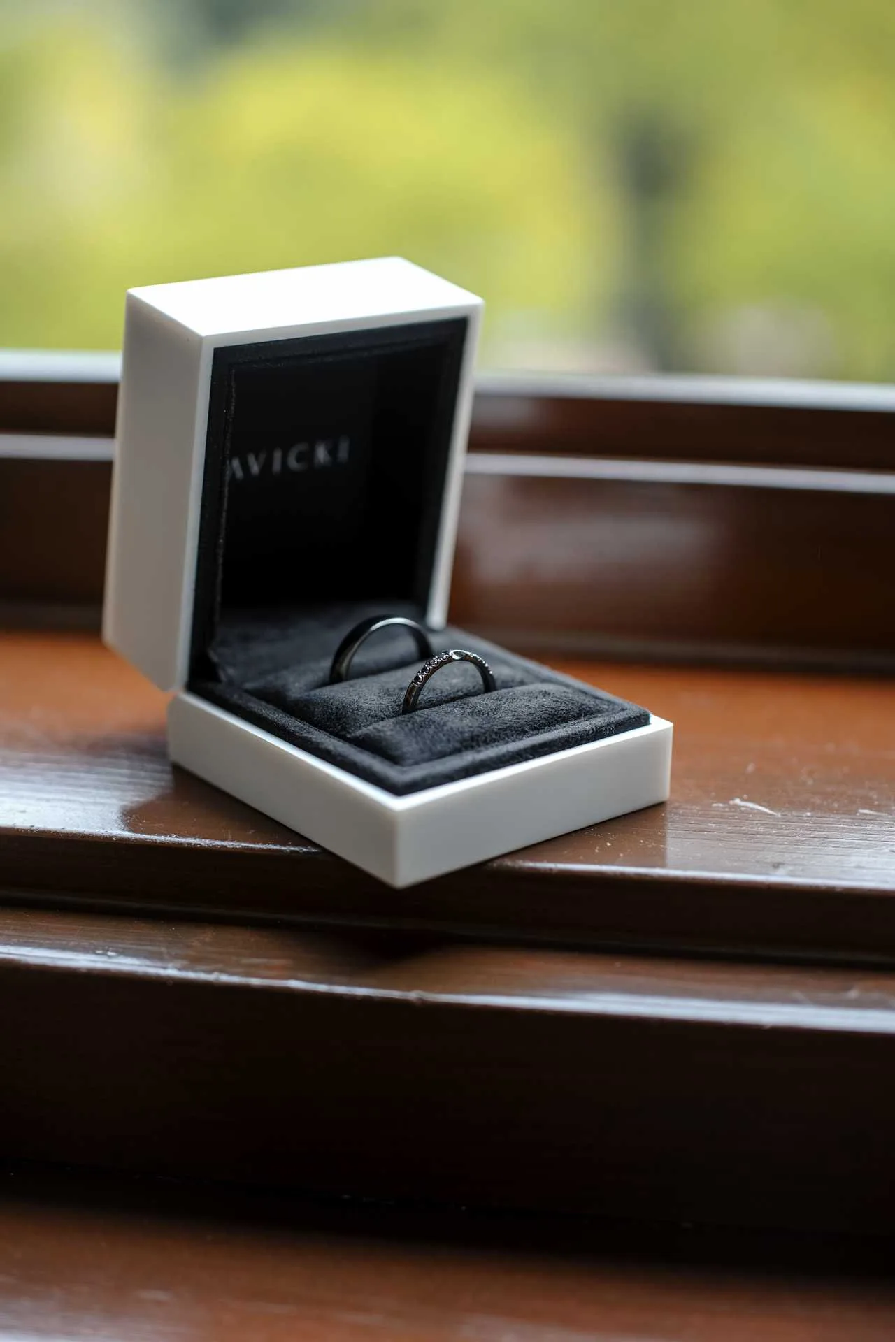 Snubné prstene v krabičke na okne