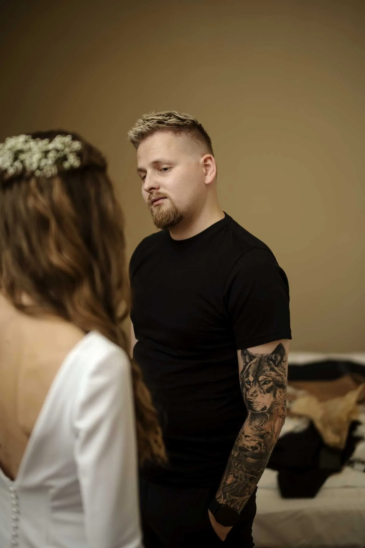 Daniel sa pozerá na Dominiku v svadobných šatách