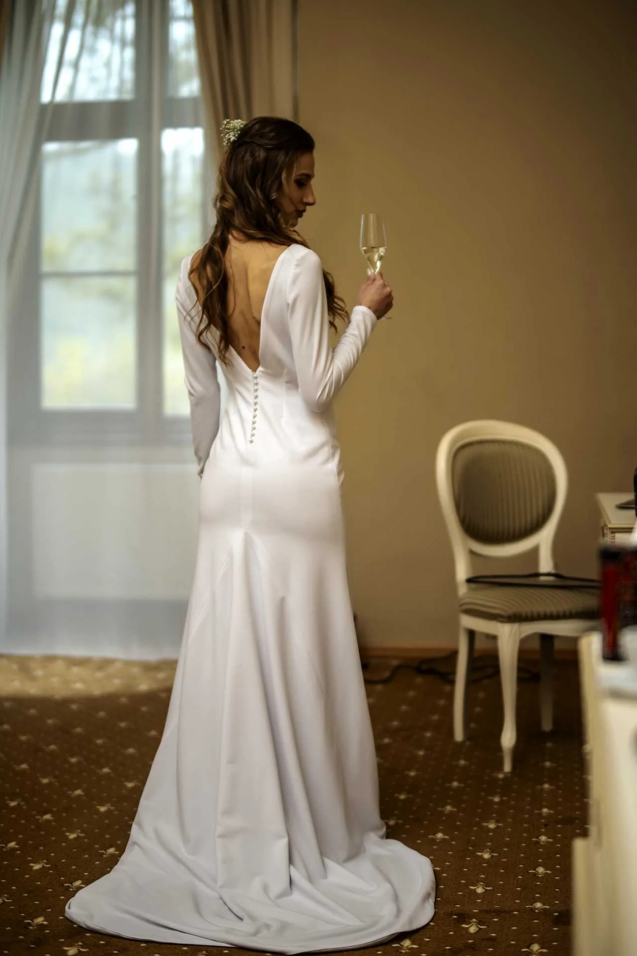 Dominika v svadobných šatách zo zadu