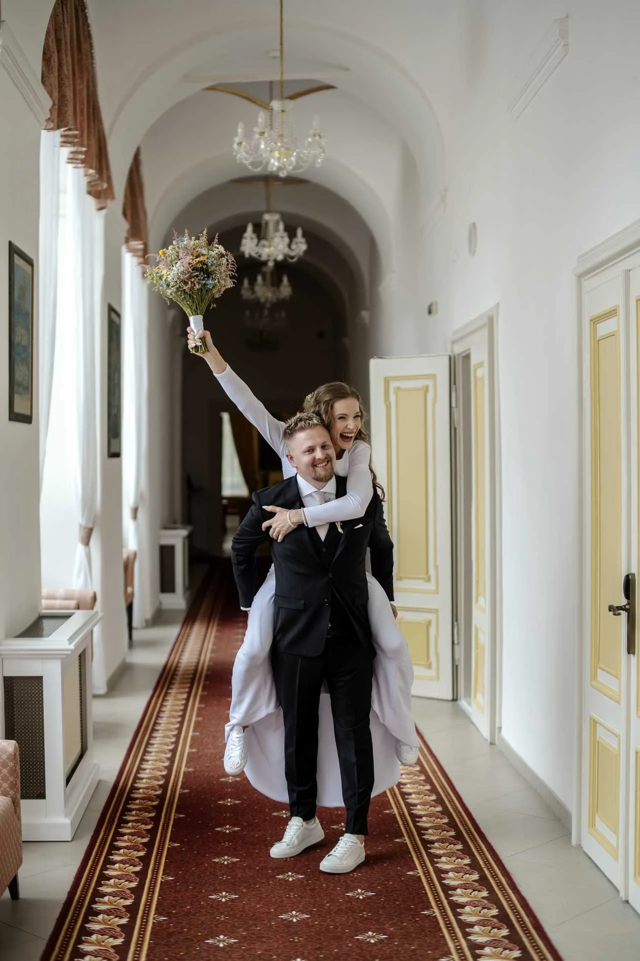 Dominika je na chrbte Daniela so zdvihnutou rukou