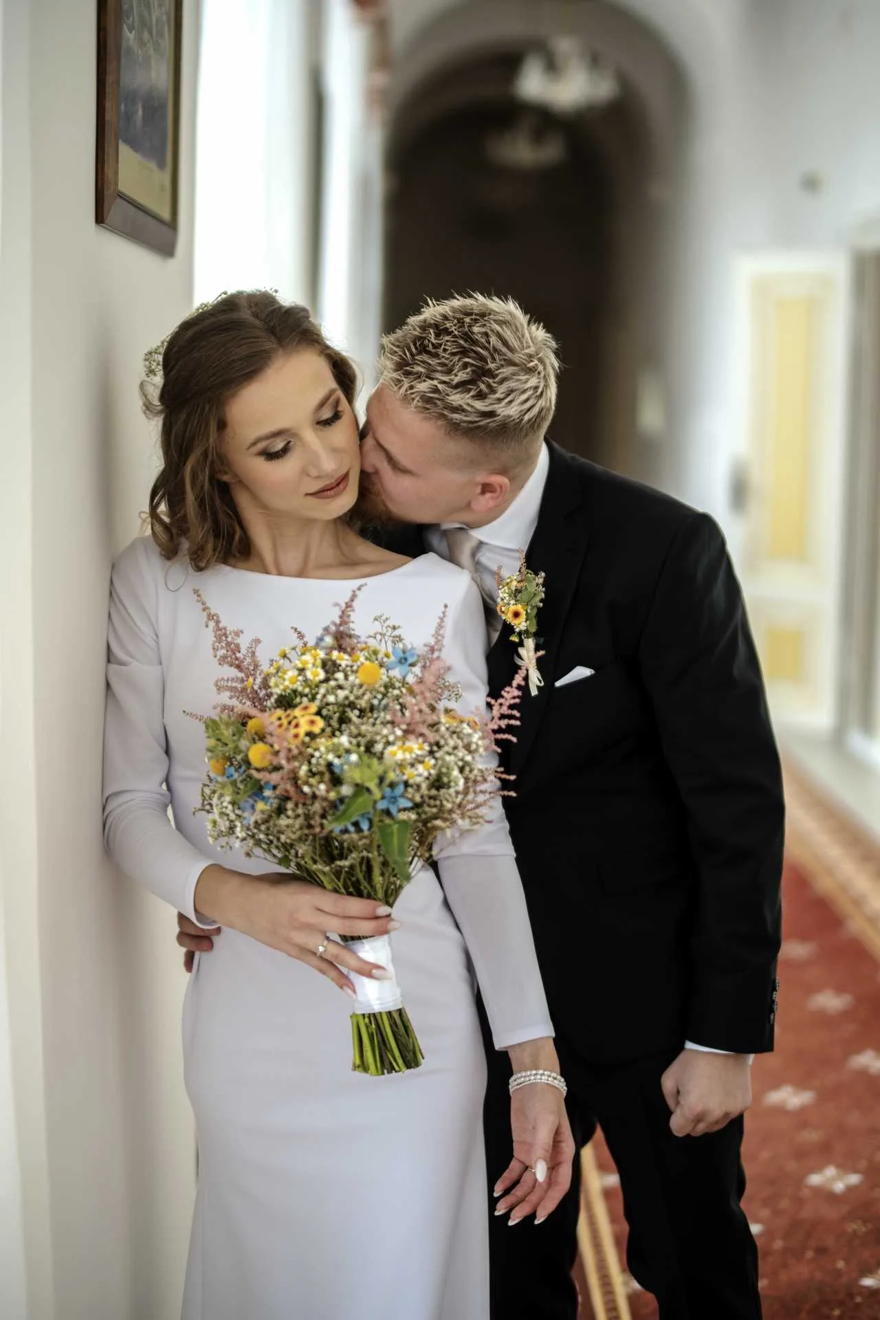 Dominika a Daniel v intímnej póze pri stene