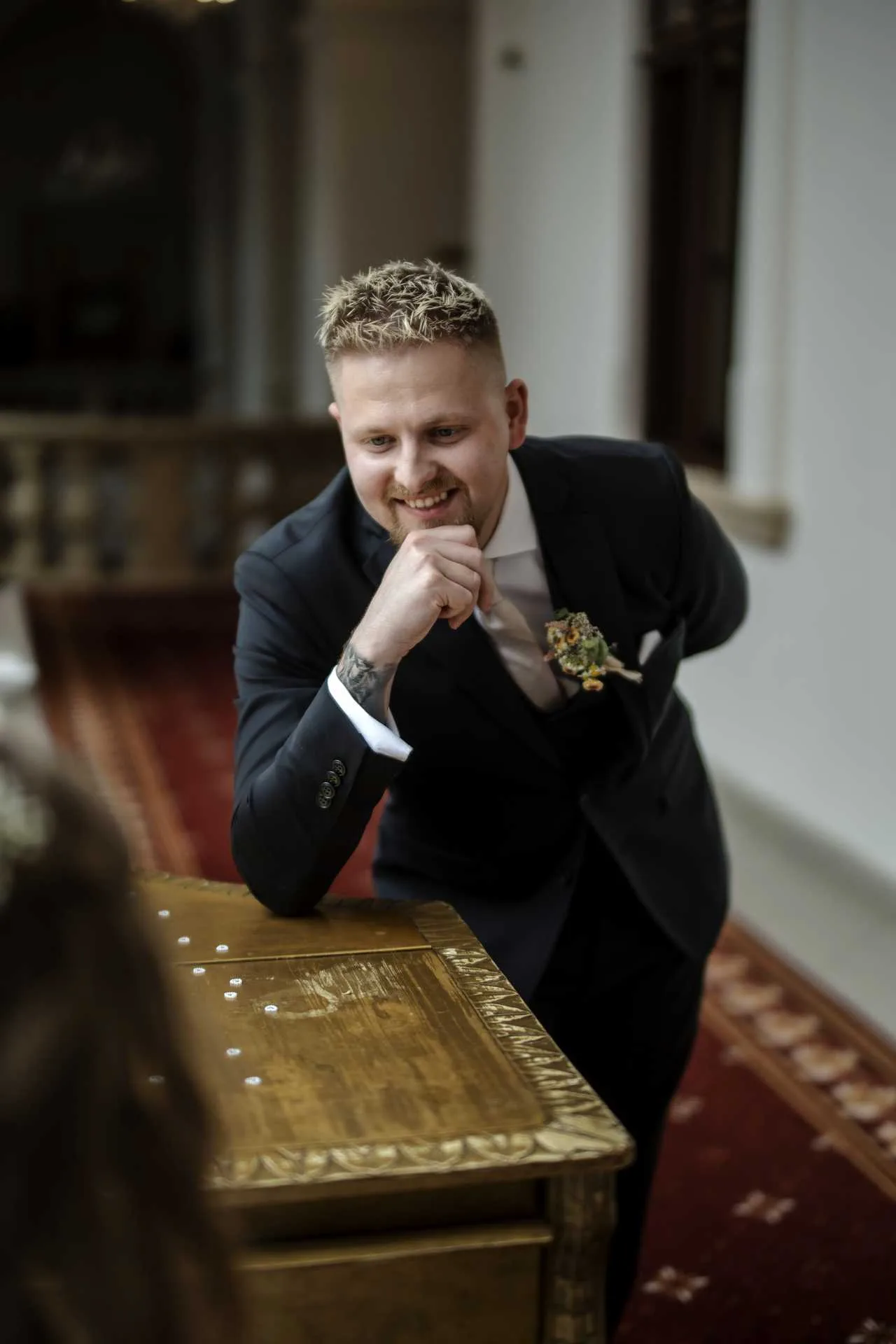 Daniel pozerá na Dominiku ako hrá na piáno