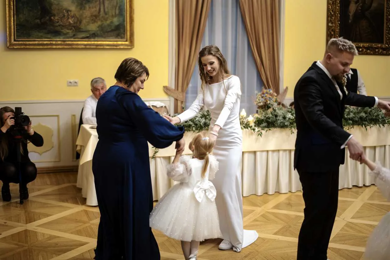 Dominika s malou a mamou pri tanci