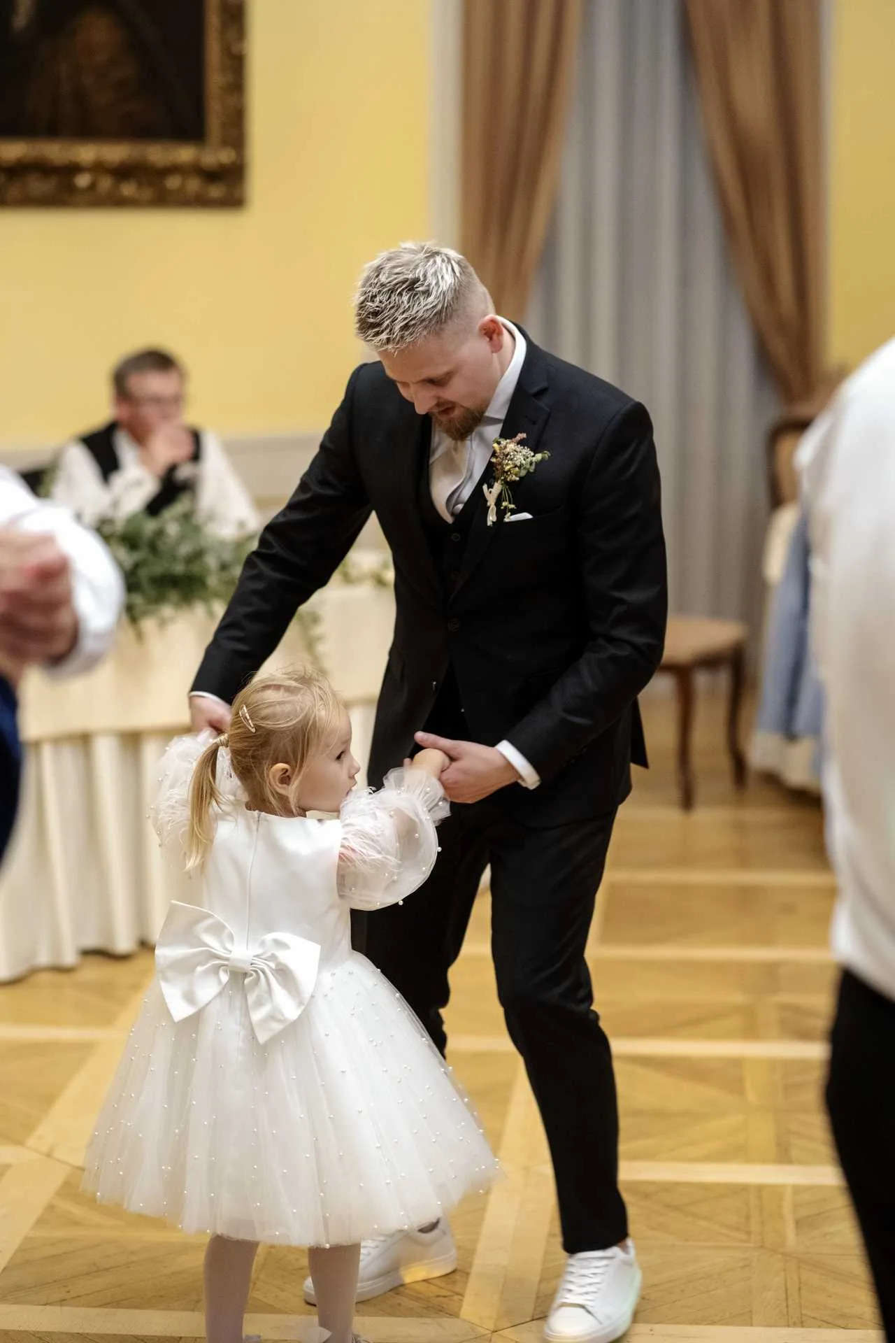 Daniel s malou tancuje