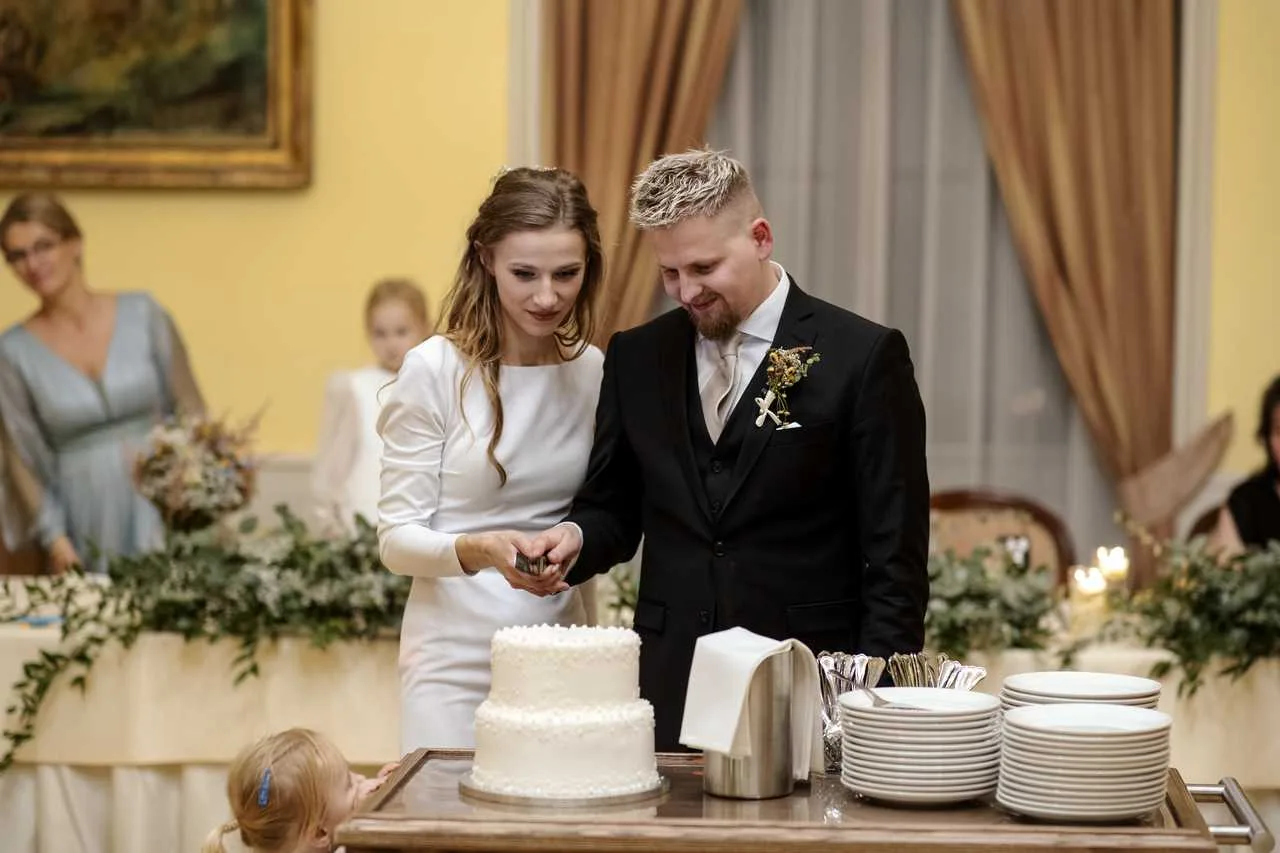 Novomanželia krájajú tortu